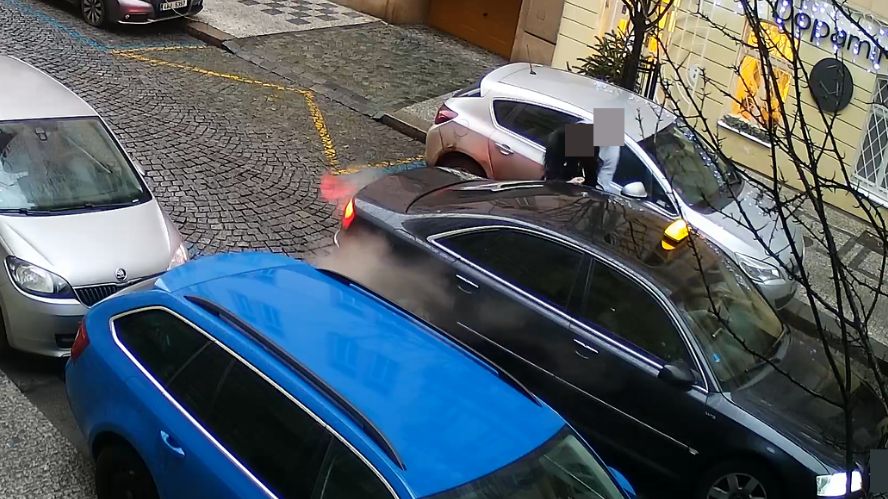 Muž na pražských Vinohradech zmlátil ženu, pak ji nacpal do auta a odjel